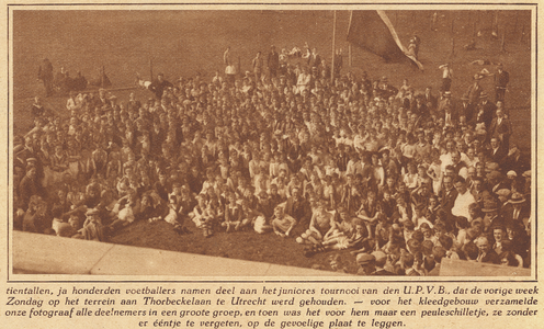 874004 Groepsportret van de deelnemers aan het junioren-voetbaltoernooi, georganiseerd door de Utrechtsche Provinciale ...